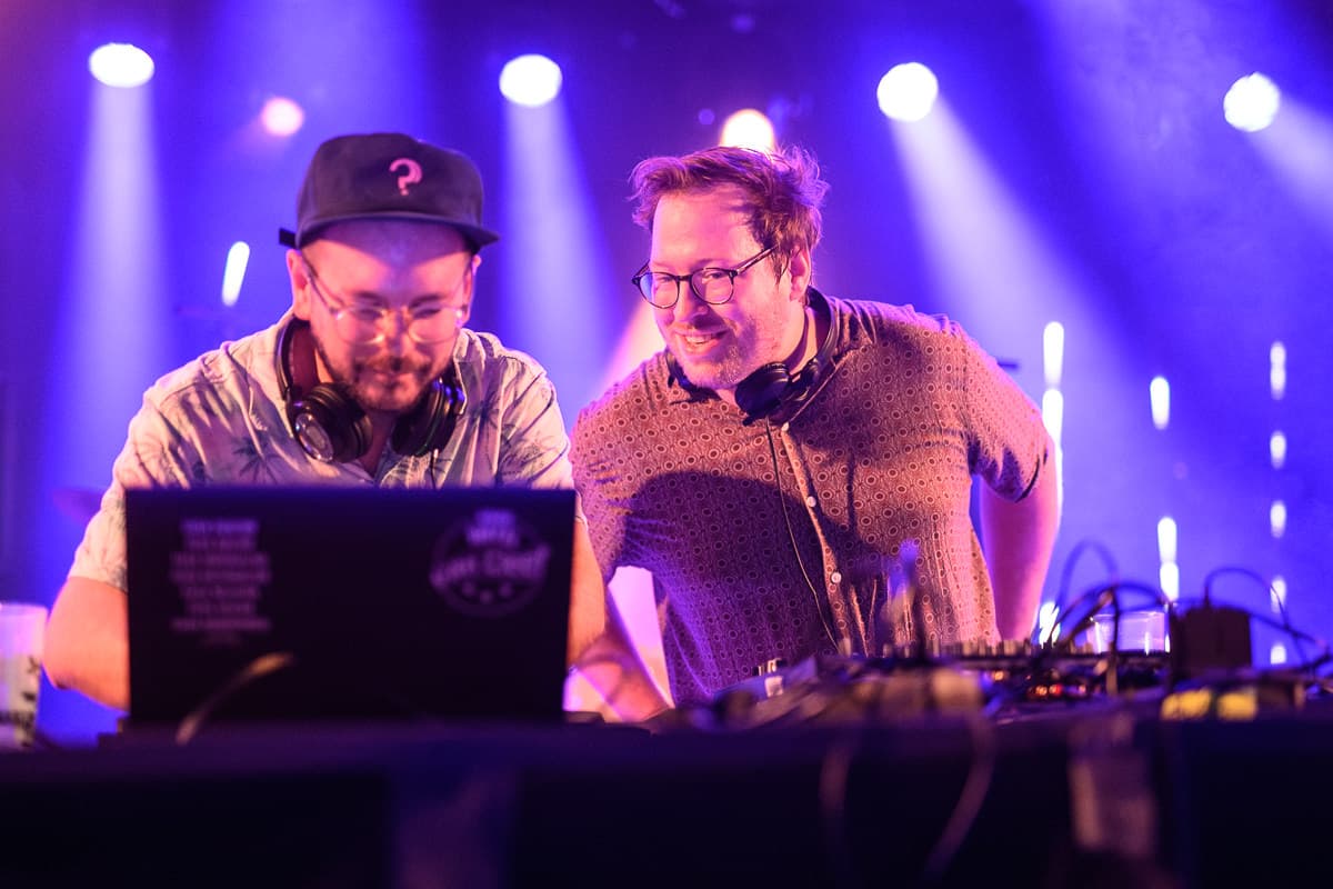 DJ-Set von teenage dreamland im Pool und der Karaoke-Abend im Wohnzimmer
