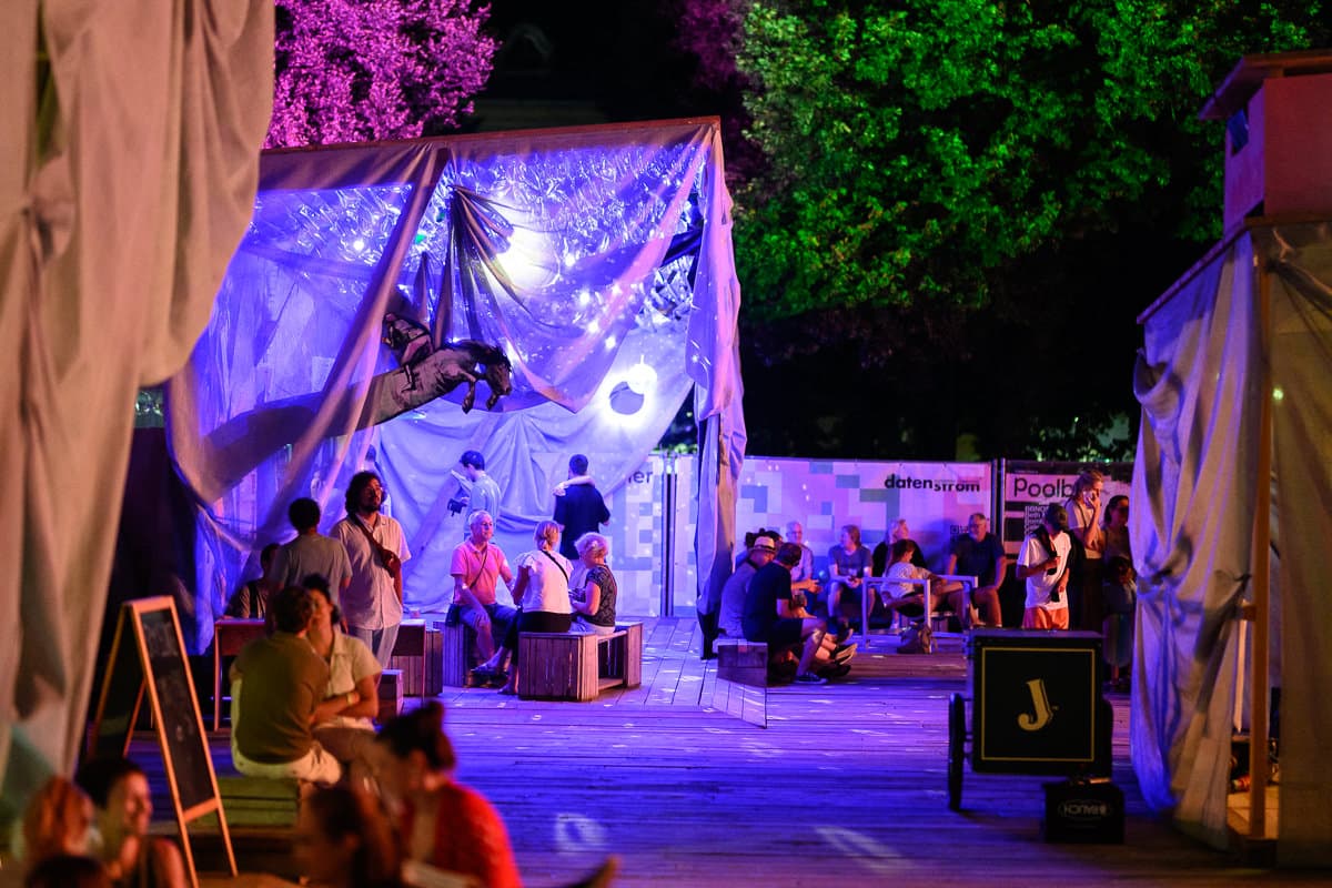 Sirens Of Lesbos im Pool und Ophelia (Open Air)