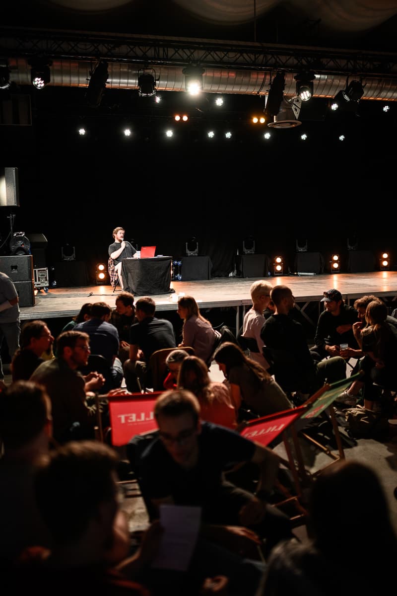 Soft-Opening 2024: Poolquiz und Wohnzimmer-Session mit VAULT