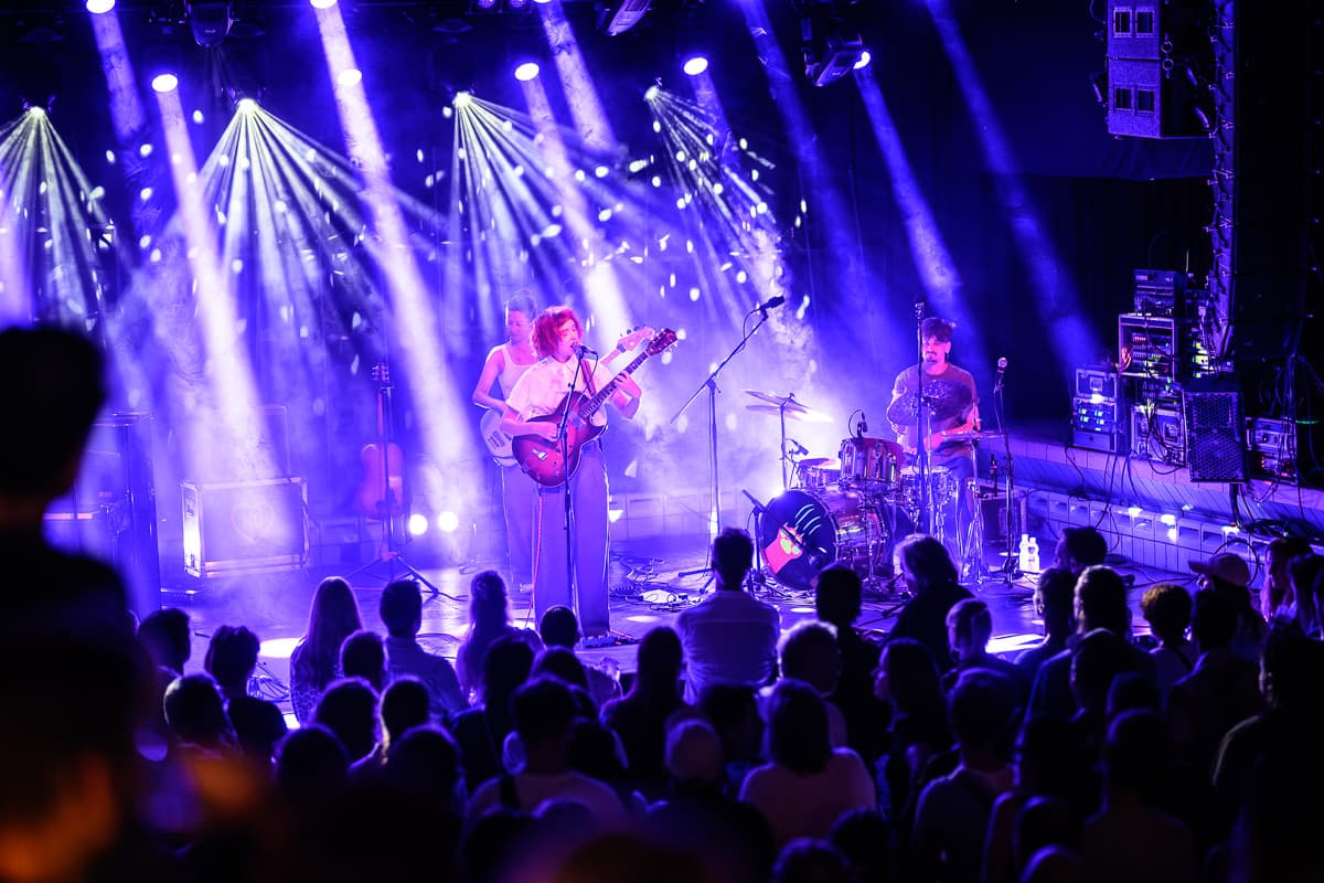 Mira Lu Kovacs (Support: DuoLia.) im Pool und das Vault Trio im Wohnzimmer 