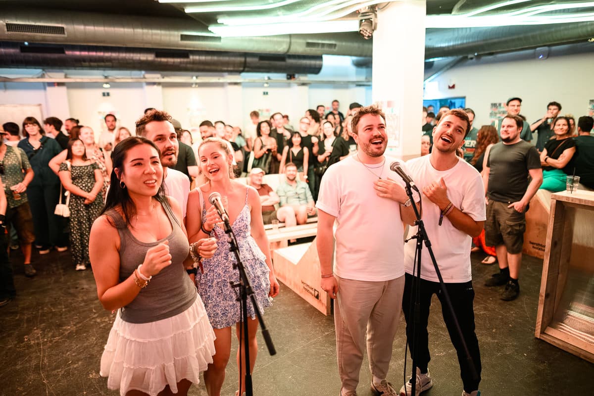 Atomlui b2b Mika Siponen im Pool / Karaoke-Abend im Wohnzimmer
